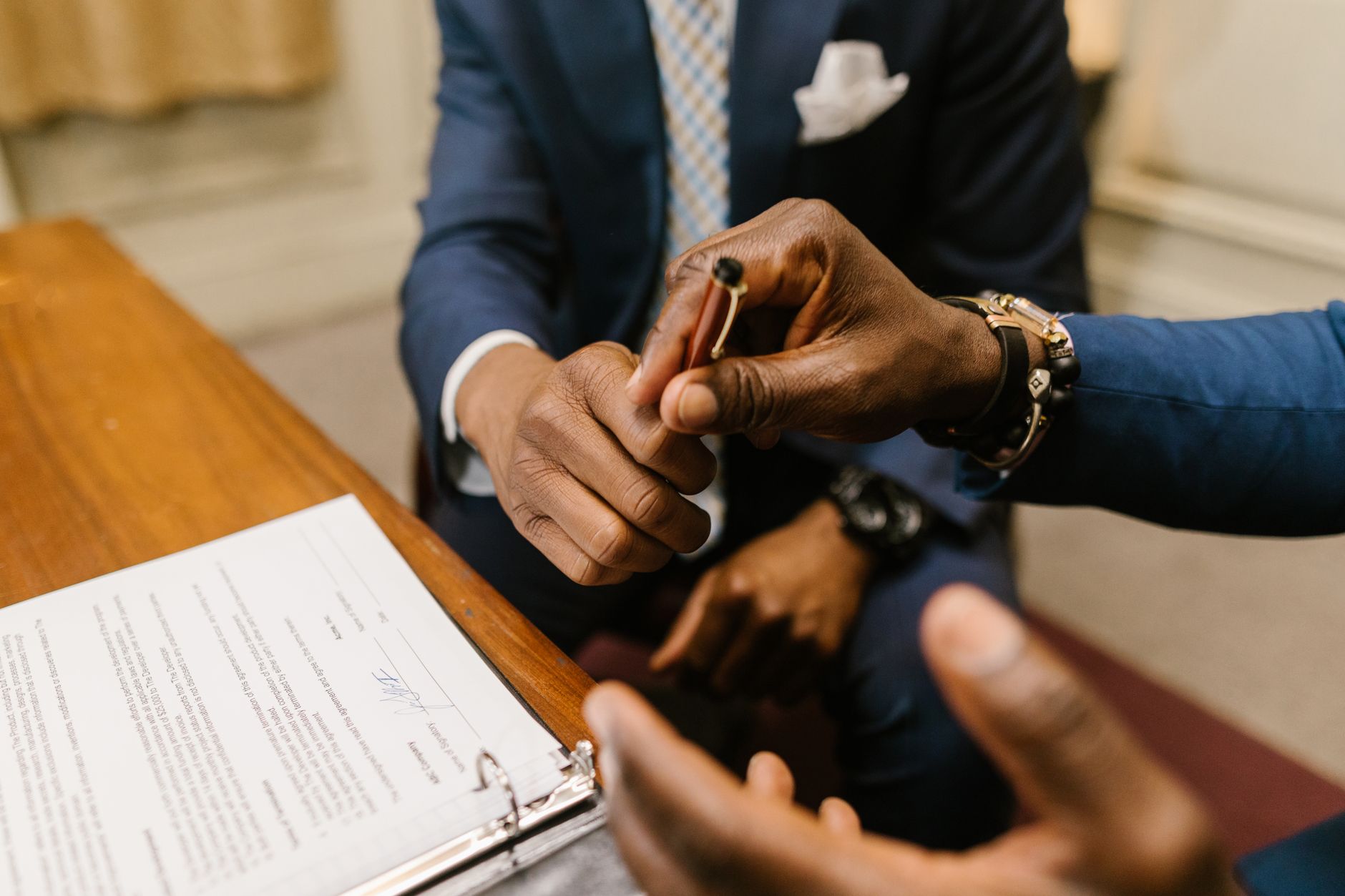 Contrat synallagmatique définition juridique, exemples — signature de contrat réunion d'affaires