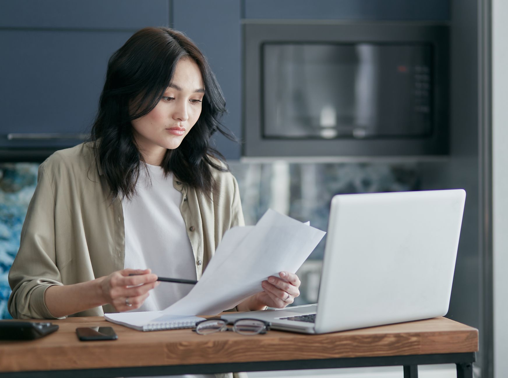 Cumuler AAH et formation rémunérée — personne étudiant avec ordinateur et documents