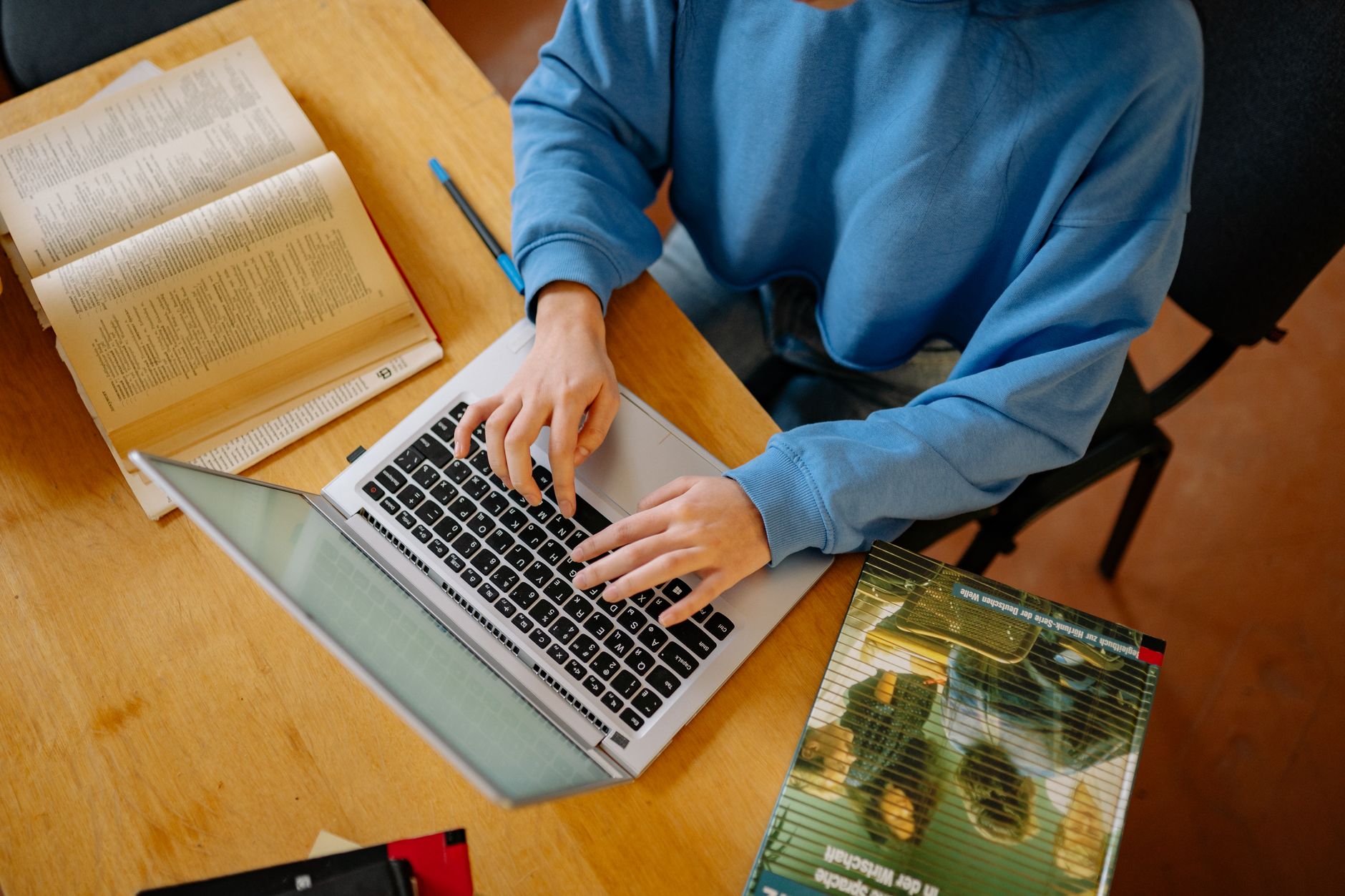Les droits CPF expirent-ils ? — personne étudiant avec ordinateur et livres