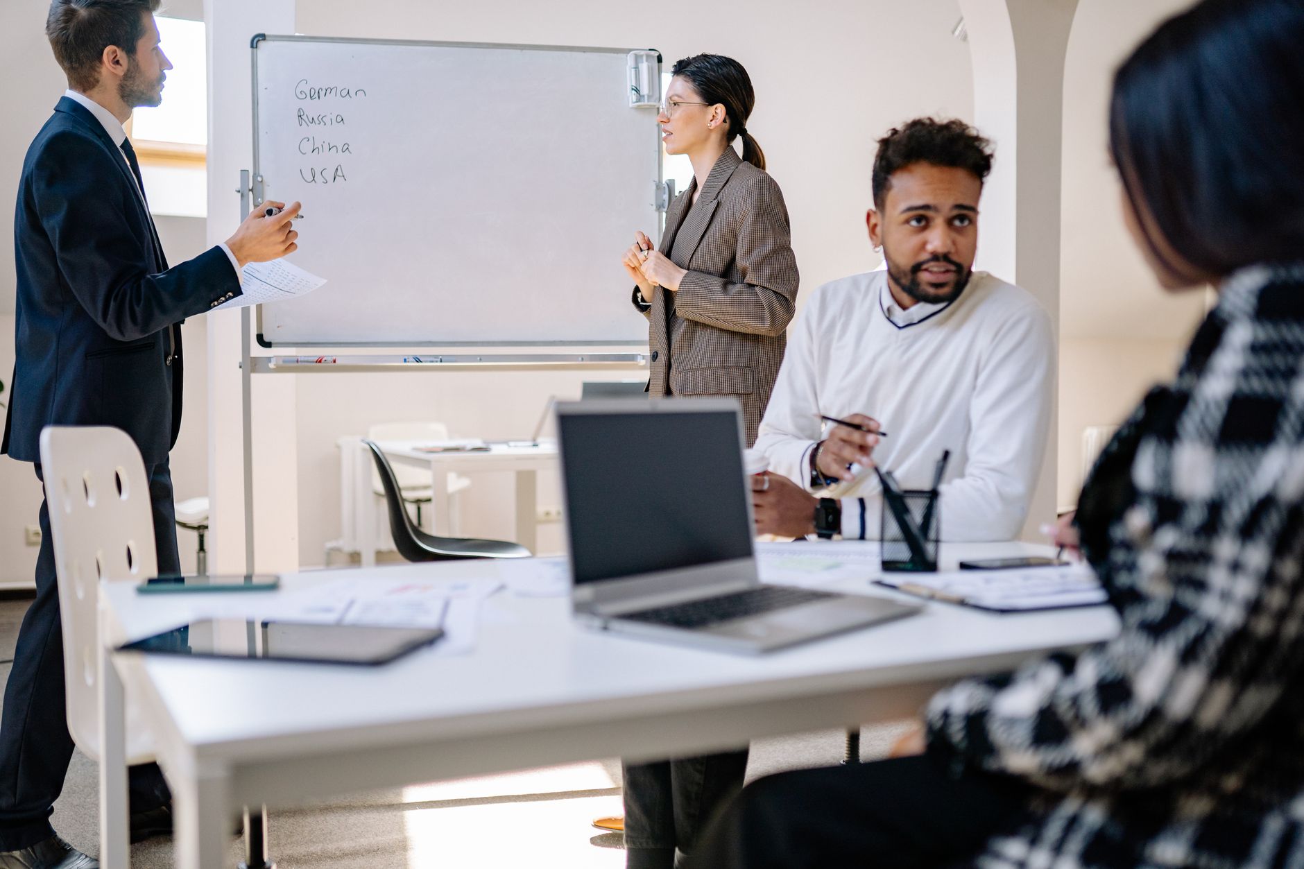 Marque employeur définition, enjeux et — équipe diversifiée brainstorming bureau